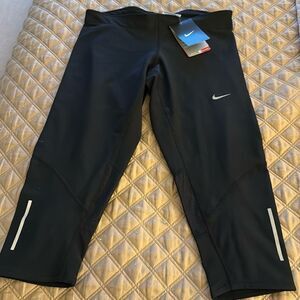 NWT Nike Dri-FIT Women’s Stay Warm Running Capri Leggings in Black. Size Small.